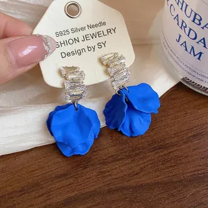 Pendientes de pétalos de acrílico azul Klein con circonita y agujas de plata S925