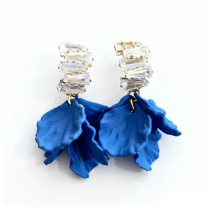 Pendientes de pétalos acrílicos azul Klein con circonitas brillantes en dorado.