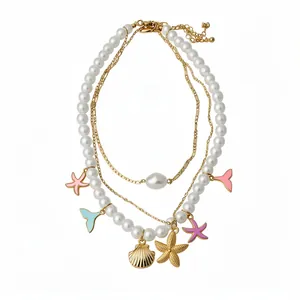 Collana di perle a tre strati in oro con ciondoli colorati a stella marina, conchiglia e coda di pesce