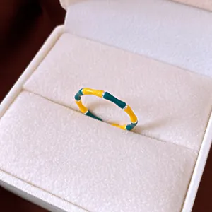 Primo piano di anello aperto in smalto colorato stile bambù in portagioie