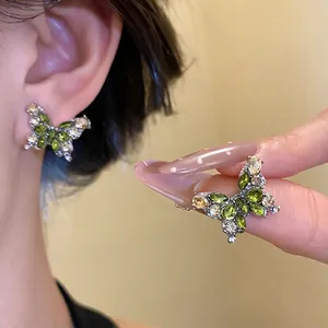 Élégantes boucles d'oreilles papillon en zircon vert avec aiguilles en argent bijoux