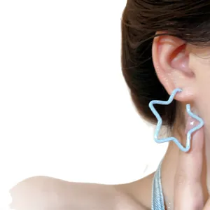 Orecchini a cerchio a stella vuota azzurro chiaro indossati da una modella di profilo