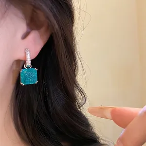 Eleganti orecchini a cerchio in argento con ciondolo quadrato in zircone blu pavé