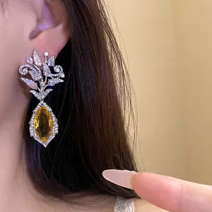 18 Karat vergoldete Ohrringe mit gelbem Zirkon-Anhänger und Blumen-Design