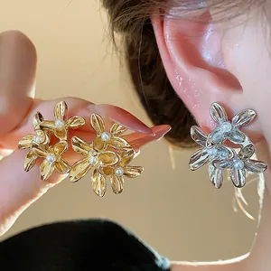 Elegant vintage flower pearl stud earrings in gold and silver finishes for women