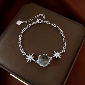 Elegante bracciale con stella, pietra di vetro verde e pavé di zirconi, finitura argento