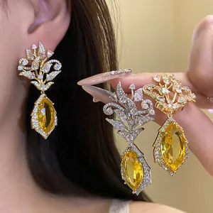 Detailansicht luxuriöser 18 Karat vergoldeter Blumentropfenohrringe mit Zirkon