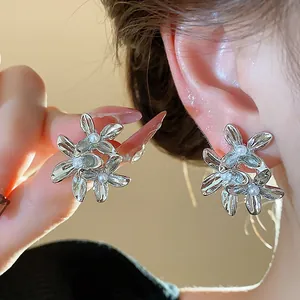 Elegant vintage silver flower stud earrings with delicate white pearls macro detail