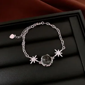 Elegante bracciale vintage in argento con ciondoli a stella e una sfera di vetro trasparente