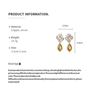 Detaillierte 18k vergoldete Blumen-Ohrringe mit Zirkonia und Größenangaben.