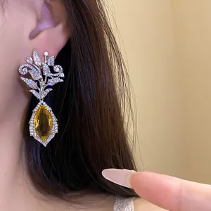 Exquisite florale Pendelohrringe mit großem gelbem Zirkon und 18 Karat Vergoldung