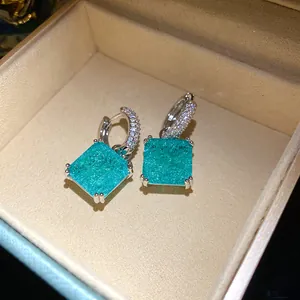 Dettaglio di orecchini a cerchio con pendente quadrato in zircone blu vintage