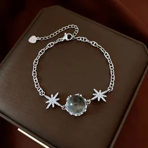 Vista dettagliata di un bracciale vintage in argento con stelle in zircone e vetro