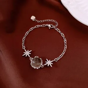 Dettaglio bracciale vintage argento con stelle in zircone e perla di vetro su seta