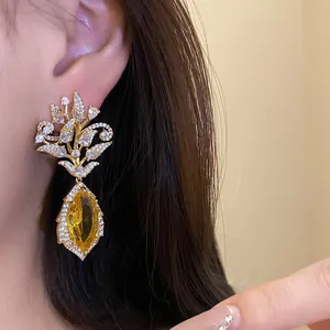 Elegante 18 Karat vergoldete Blumen-Ohrhänger mit gelbem Zirkon und Pavé-Kristallsteinen