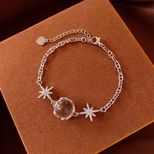 Vista dettagliata della stella in zircone e della perla di vetro su un bracciale argento vintage