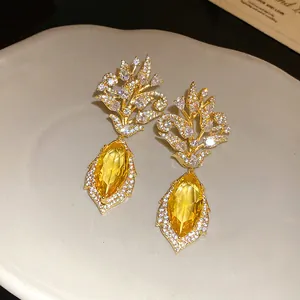 Detailansicht eleganter 18k vergoldeter Blumenohrringe mit gelben Marquise-Zirkonia-Steinen
