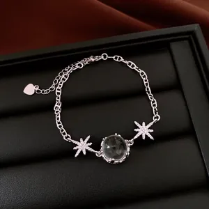 Vista dettagliata di un elegante bracciale in argento con stelle e perle di vetro