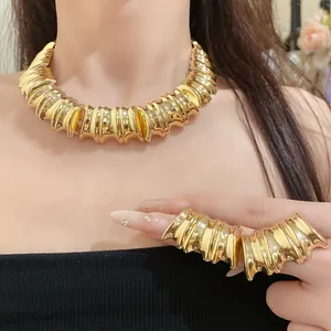 Vintage chunky gold ribbed metal necklace and ring set for women, elegant jewelry detail
