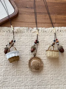 Vue détaillée de colliers ethniques tissés à la main avec paniers miniatures et pendentifs chapeaux