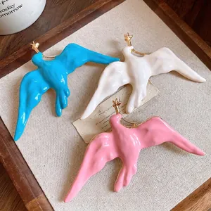 Vintage Palace Style Swallow Brooch Luxury Alloy Enamel Drip Oil Bird Brooch With Gold Trim For Women Dress Suit Jewelry