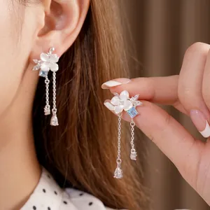 Eleganti orecchini a fiore con nappe, zirconi blu e aghi in argento per donna