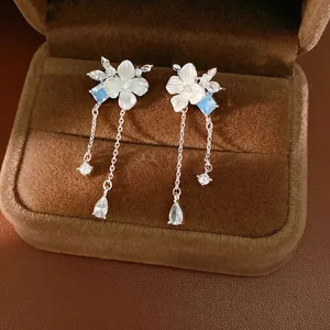 Eleganti orecchini a nappa in argento con zirconi blu presentati in una confezione