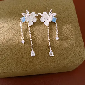 Eleganti orecchini a perno con fiori in argento, petali in smalto e zirconi lucenti