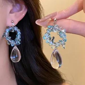 Orecchini vintage in argento con pietre blu irregolari e pendente a goccia chiaro