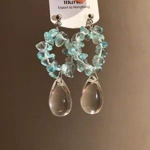 Orecchini vintage con pietre blu irregolari e pendenti trasparenti a goccia d'acqua