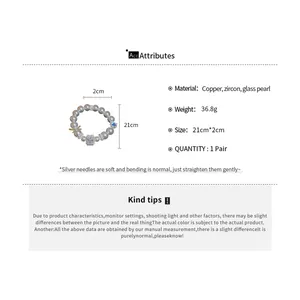 Produktdetails zu Materialien und Abmessungen eines Perlenarmbands mit Anhängern.