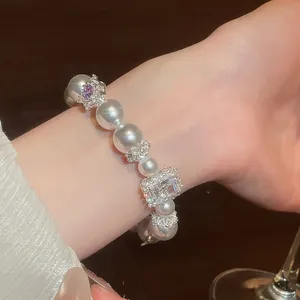 Detailansicht eines französischen Perlenarmbands im Vintage-Stil mit quadratischem Zirkon.