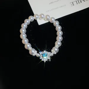 Eleganter Perlenarmband im französischen Stil mit herzförmigem blauem Edelsteinanhänger