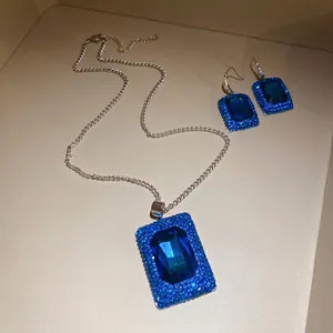 Exquisites Schmuckset mit blauem quadratischem Kristallanhänger, Halskette und Ohrringen