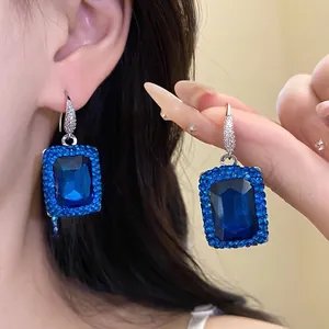 Elegante quadratische blaue Kristall-Ohrhänger mit funkelndem Strassrand für Damen