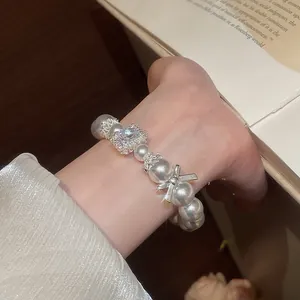 Elegantes französisches Perlenarmband mit Kristallzuckerwürfel und silberner Schleife