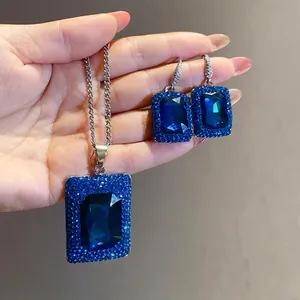 Elegantes Set aus blauem quadratischem Edelstein-Halskette und Ohrringen mit Akzenten.