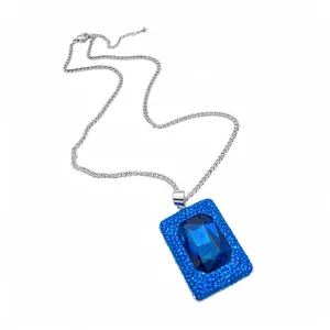Elegante silberne Halskette mit einem großen rechteckigen blauen Kristallanhänger-Juwel.