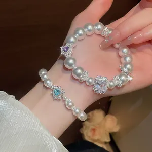 Nahaufnahme eleganter französischer Perlenarmbänder mit Herz- und quadratischen Zirkonias
