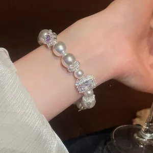 Elegantes französisches Retro-Perlenarmband mit funkelndem quadratischem Kristall