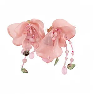 Collier de fleurs en organza rose avec glands perlés et breloques de feuilles pour femmes.