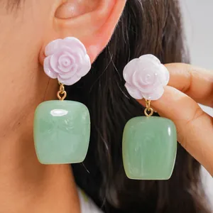 Elegantes pendientes vintage de resina con rosa rosa y colgante cuadrado verde jaspeado