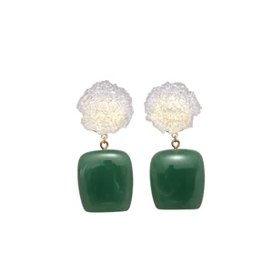 Elegantes pendientes de resina con flores blancas arrugadas y colgantes cuadrados verdes.