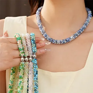 Élégant collier de perles de verre colorées avec fermoir magnétique pour l'été