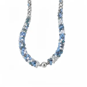 Collier d'été en perles de verre tressées avec fermoir magnétique sur fond blanc