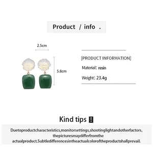Detalles del producto de pendientes cuadrados de resina verde con flores y dimensiones.
