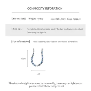 Détails du collier en perles de verre bleu de 45 cm avec des specs de fermoir aimanté.