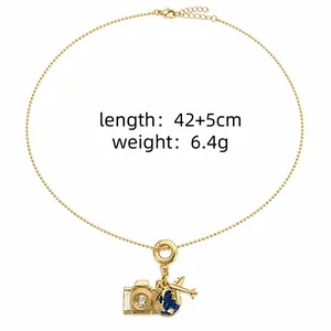 Collier de voyage spatial doré avec pendentifs appareil photo, terre et avion