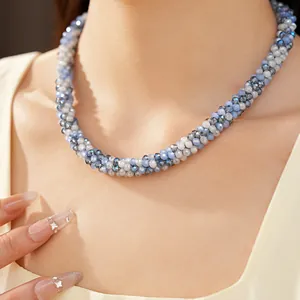 Gros plan d'un collier de perles en verre bleu avec fermoir magnétique sur modèle