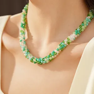 Gros plan d'un collier rafraîchissant en perles de verre vertes sur un mannequin